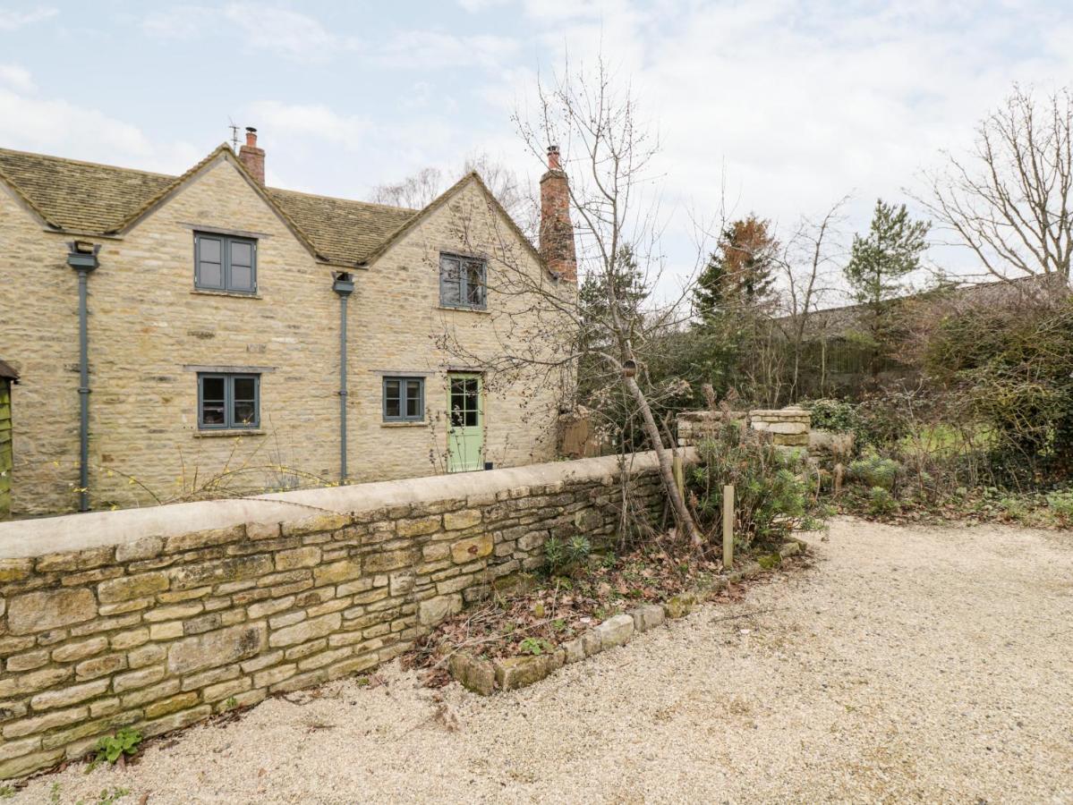 High Cogges Farm Holiday Cottages Уитни Екстериор снимка