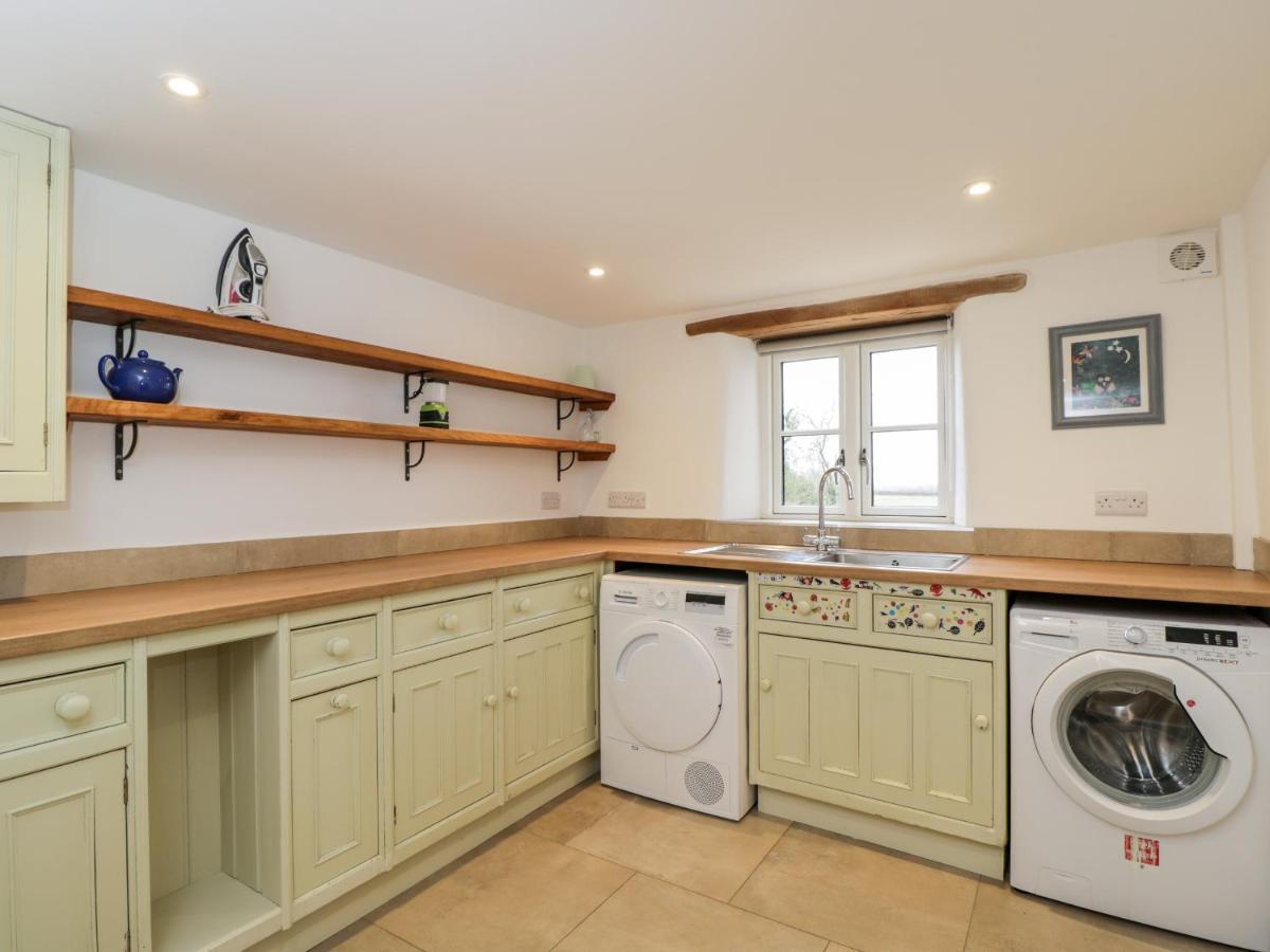 High Cogges Farm Holiday Cottages Уитни Екстериор снимка