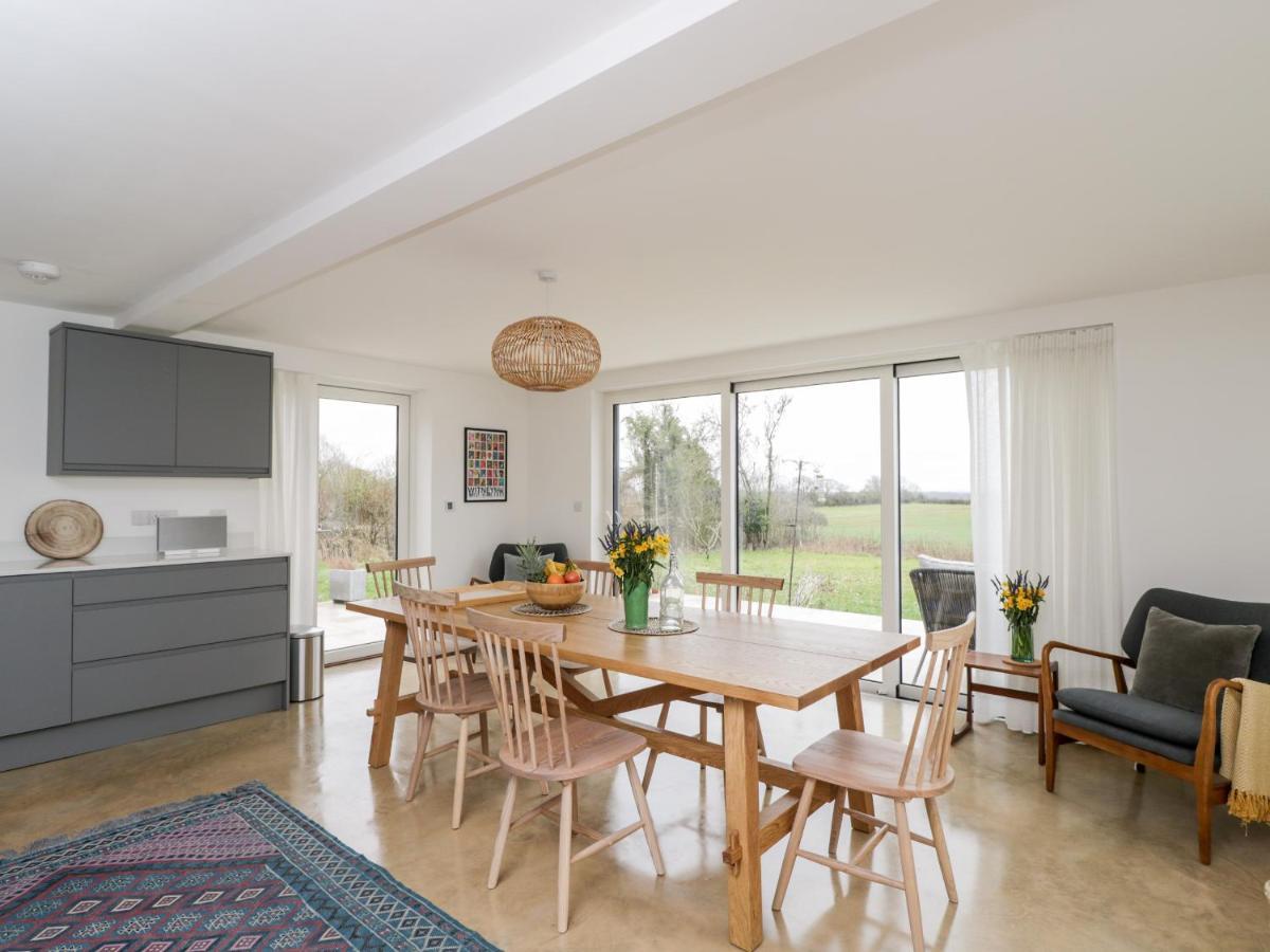 High Cogges Farm Holiday Cottages Уитни Екстериор снимка