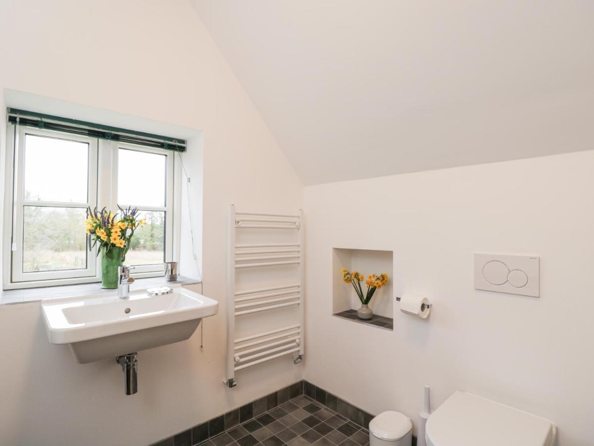 High Cogges Farm Holiday Cottages Уитни Екстериор снимка
