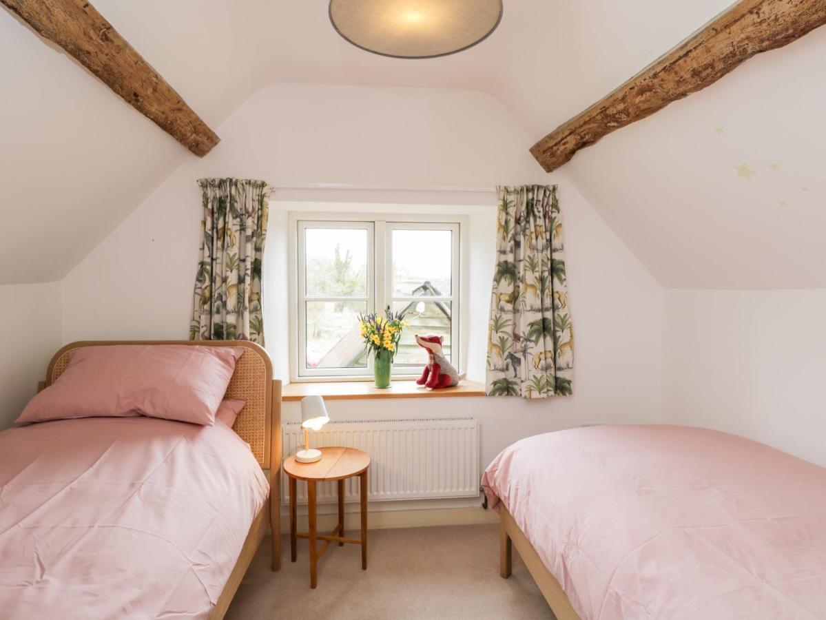 High Cogges Farm Holiday Cottages Уитни Екстериор снимка