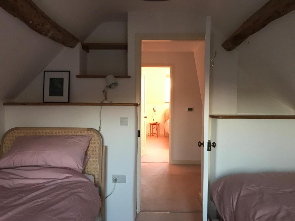 High Cogges Farm Holiday Cottages Уитни Екстериор снимка