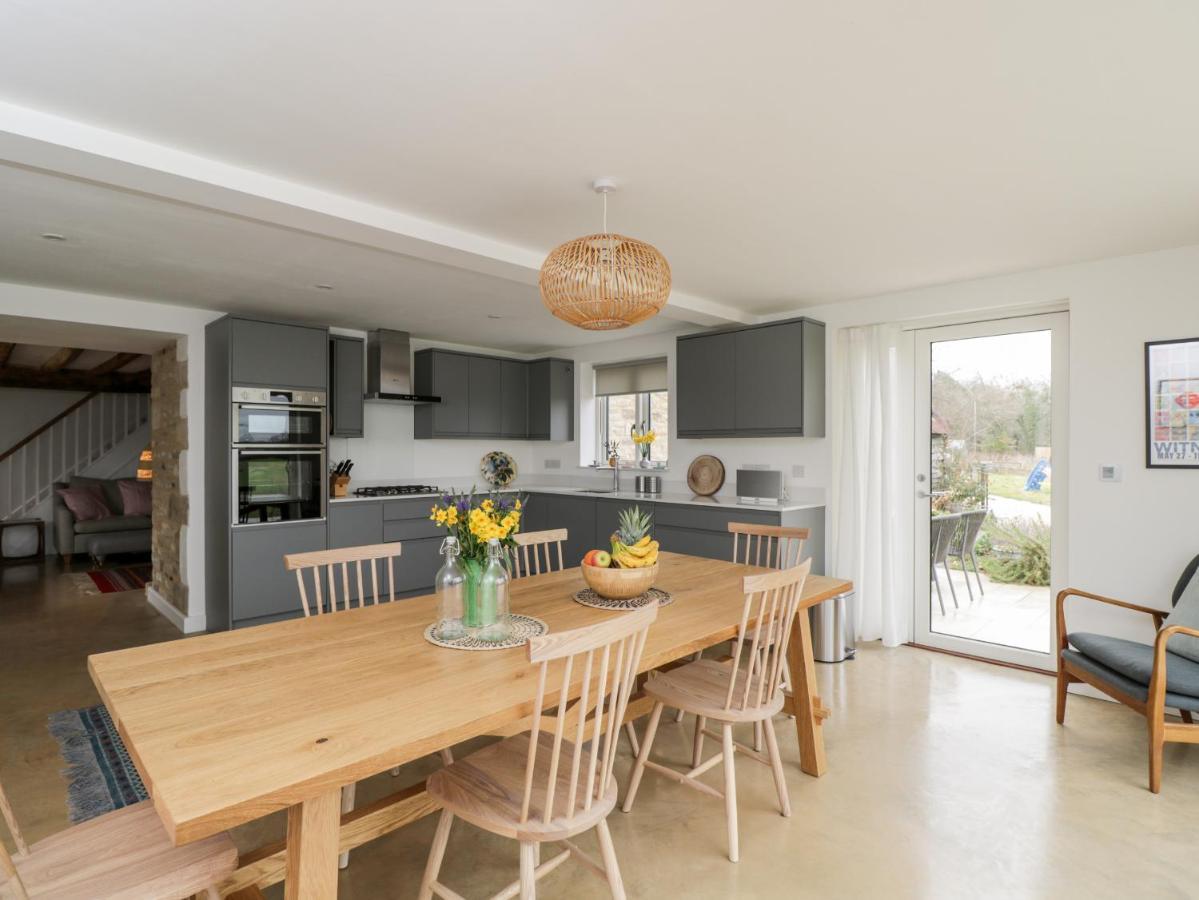 High Cogges Farm Holiday Cottages Уитни Екстериор снимка