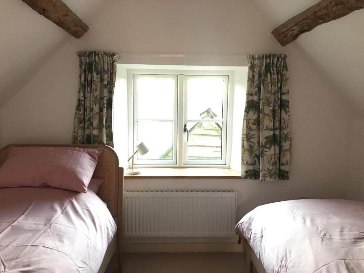 High Cogges Farm Holiday Cottages Уитни Екстериор снимка