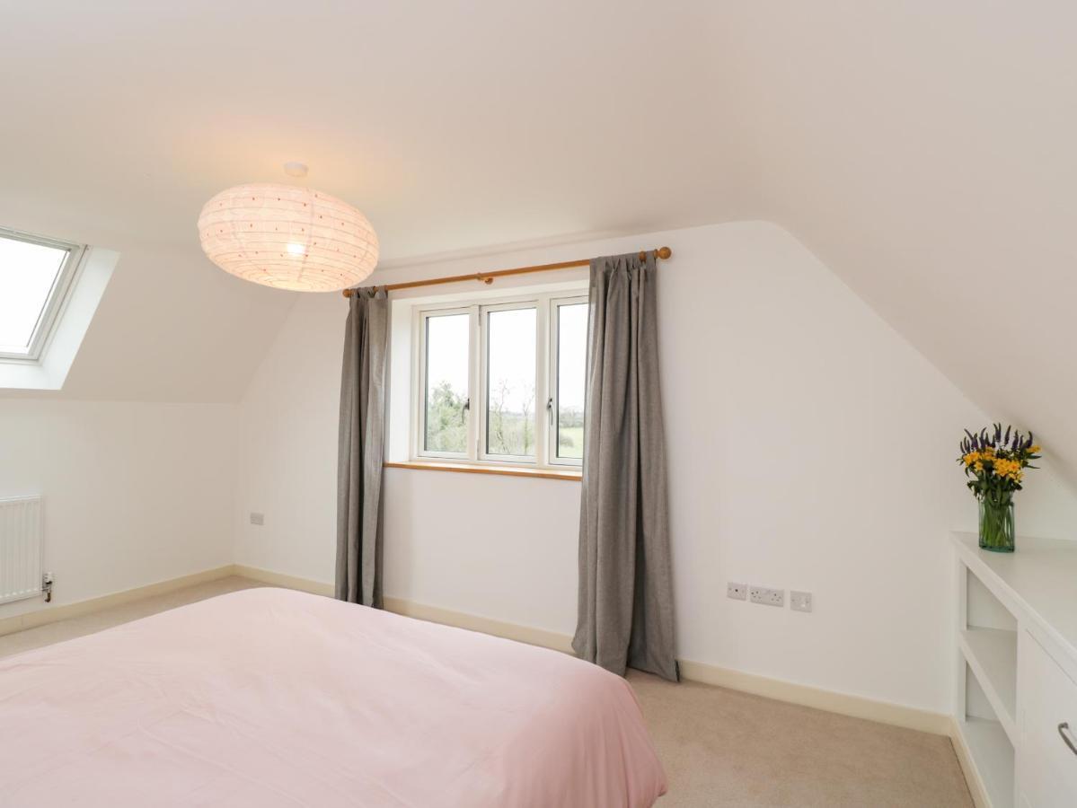 High Cogges Farm Holiday Cottages Уитни Екстериор снимка