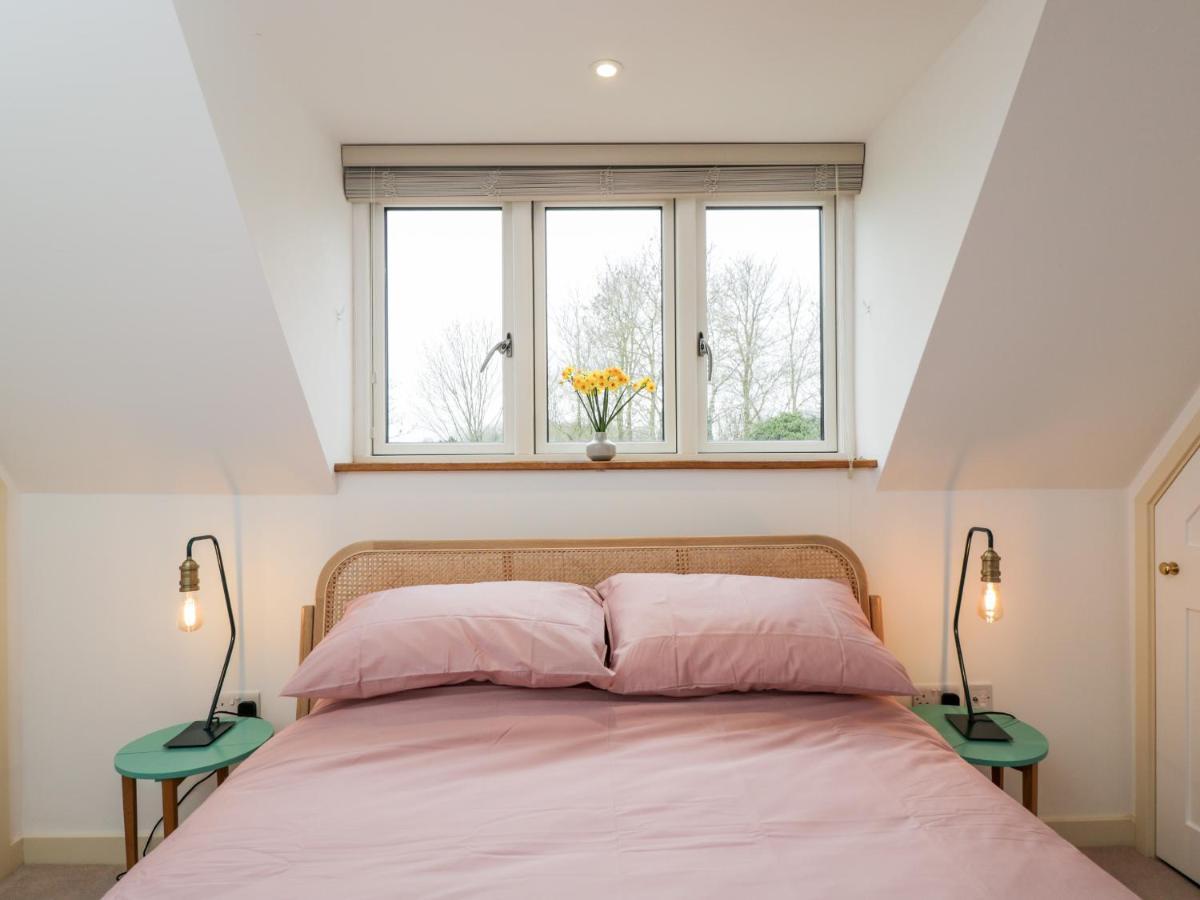 High Cogges Farm Holiday Cottages Уитни Екстериор снимка