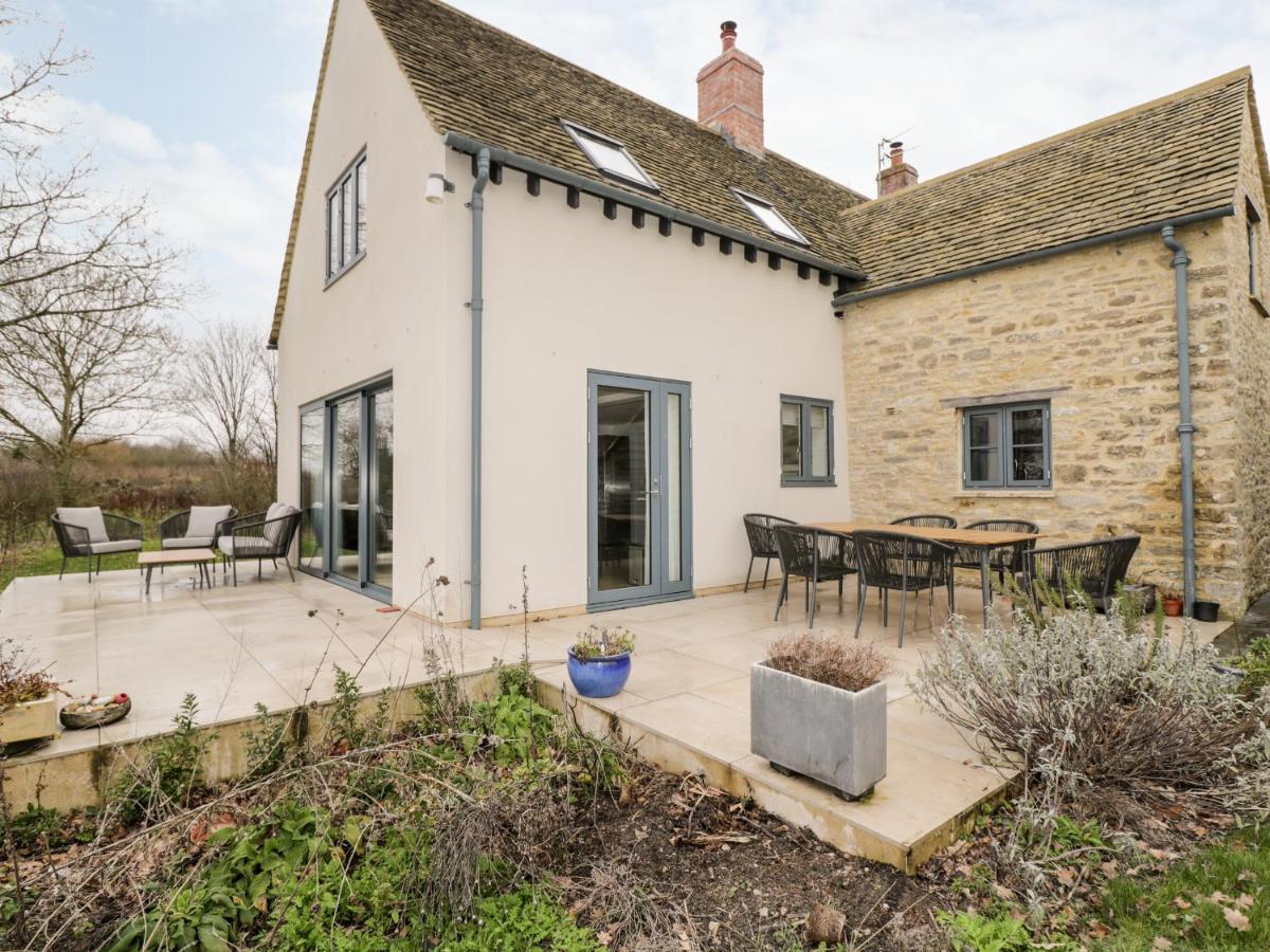 High Cogges Farm Holiday Cottages Уитни Екстериор снимка